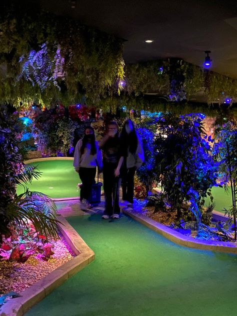 Crazy Golf Aesthetic, Top Golf Aesthetic, Top Golf Party, Mini Golf Aesthetic, Bestie Activities, Mini Golf Party, Golf Friends, Minature Golf, Golf Aesthetic