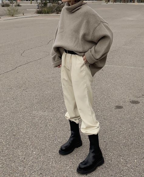 Minimalistic Outfits, Boho Inspiration, Style 2023, New York Street, Fall 2023, Boots Outfit, Aesthetic Outfits, Fashion Lifestyle, Fashion Inspo Outfits