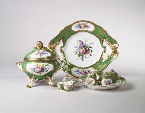 Dinner and dessert service Baños Shabby Chic, Bunches Of Flowers, Green Ground, Iron Red, The Royal Collection, Dinner Service, Porcelain Ornaments, China Painting, Porcelain Art