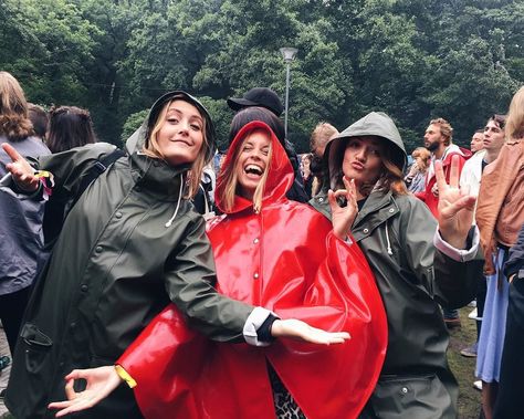 Hinterland Outfit Ideas, Raining Festival Outfit, Wet Weather Festival Outfit, Rain Festival Outfit, Rainy Festival Outfit Cold, Hinterland Music Festival Outfits, Rain Outfits For Women, Festival Outfit Rain, Rainy Festival Outfit