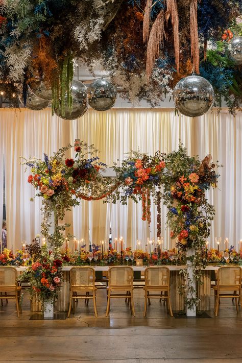 Eclectic Bohemian Wedding, 70s Fall Wedding, 70s Wedding Decorations, Retro Fall Wedding, Funky Fall Wedding, Wedding Retro Vintage, Vintage 70s Wedding Aesthetic, Kitchy Wedding Ideas, Vintage Fall Wedding Ideas