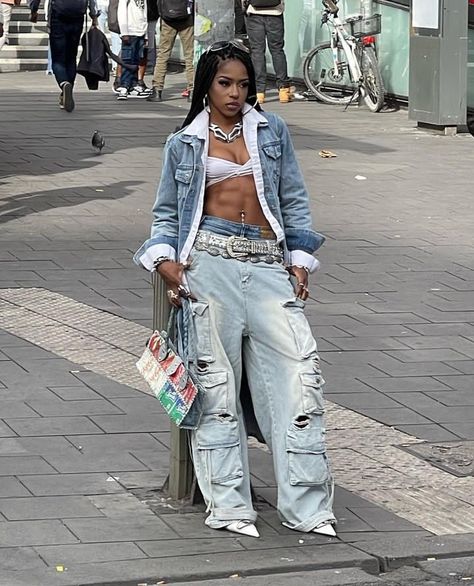 Broown. #style #denim #boots Summer Outfits Jorts, Outfits Jorts, Aesthetic Entrepreneur, Singer Life, Outfit Tomboy, Baddie Summer Outfits, Jorts Outfit, Streetwear Lookbook, Anarchy Symbol