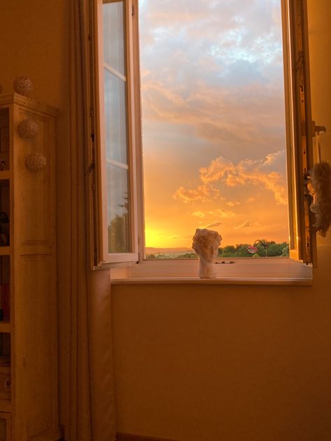 #sunset #sun #coucherdesoleil #soleil #window #aesthetic #aesthetictumblr #home #homedecorideas Sun Coming Through Window Aesthetic, Bright And Sunny Aesthetic, Sun Through Window, Sun Light Aesthetic, Sunset Through Window, Sunlight Through Window, Sunrise Window, Whimsy Goth Bedroom, Pretty Windows