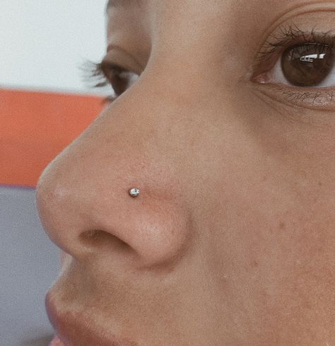 Perfuração nariz - pedrinha aço - piercing Pirsing Nose Aesthetic, Right Nostril Piercing, 4 Nostril Piercings, Left Nostril Piercing, Piercing Nose, Nostril Piercing Pearl, Nostril Piercing, Piercing No Rosto, Piercings Nose