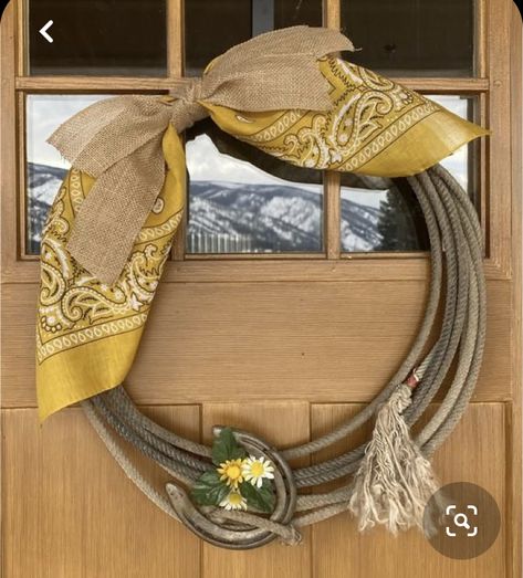 Cow Room, Lariat Rope Crafts, Cowboy Lasso, Rope Wreath Diy, Western Wreaths, Rope Wreath, Horseshoe Crafts Projects, Cowboy Crafts, Western Bedroom Decor