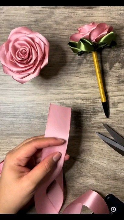 How to Wrap a Bouquet in Paper Like a Pro Wrap A Bouquet In Paper, Wrap A Bouquet, Aktiviti Tadika, Satin Flowers Diy, Ribbon Flowers Bouquet, Ribbon Flowers Diy, Diy Bouquet Wrap, Diy Lace Ribbon Flowers, Diy Ribbon Flowers