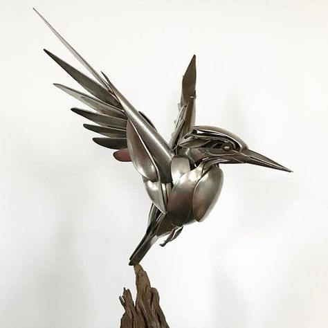 ... artist turns cutlery and unwanted scrap metal into magnificent bird sculptures Arte Art Deco, Metal Sculpture Artists, Cutlery Art, Silverware Art, Metal Animal, Spoon Art, Welding Art Projects, Metal Tree Wall Art, Colossal Art