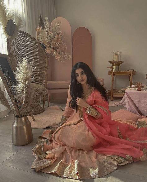 Pink Sari Aesthetic, Desi Photography, Divine Women, Desi Things, Desi Clothing, South Asian Aesthetic, Desi Vibes, Ethnic Wears, Desi Fits