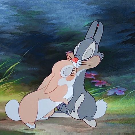 Cartoon In Love, Bambi 1942, Disney Amor, Old Disney Movies, Miss Bunny, Disney Icons, Cartoons Love, Old Disney, Pinturas Disney