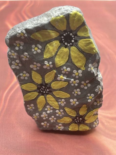 Hand Painted Rock, Gray Yellow Daisy Flowers, Pebble Stone Painting Art, Sealed Painted Garden Stepping Stones, Large Painted Rocks Ideas, Painted Rocks Fall Theme, Unique Rock Painting, Mom Rocks Painted Stones, Nature Painted Rocks, Sunflower Rock Painting, Rock Painting Ideas For Garden, Rock Painting Ideas Flowers