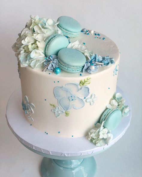 Birthday Cake With Blue Flowers, Birthday Cake With Macarons And Flowers, Macroon Cake Decor, Blue Cake With Macarons, Macarons On Cake Decoration, Blue Macaron Cake, Cute Birthday Cakes For Women, Macaron Cake Decoration, Cake With Macarons And Flowers