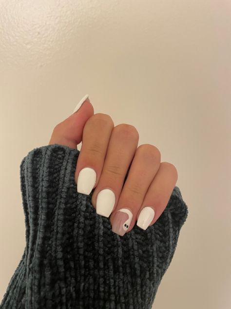 White Nails With Ghost, Cute White Halloween Nails, Simple White Halloween Nails, Ghost Square Nails, White Halloween Nails Short, White Nails With Halloween Designs, Aesthic Nails Short, Holloween Nails Acrylic Short Simple, Simple Halloween Gel Nails Short