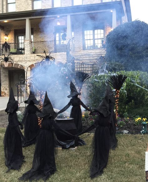 Halloween Decor Outdoor Ideas, Witches Front Yard Decor, Haunted Witch House, Outdoor Halloween Walk Through, Halloween Witch Yard Decor Diy, Witchy Front Yard Halloween, Witch Theme Front Yard, Front Yard Witch Decor, Diy Witches For The Yard