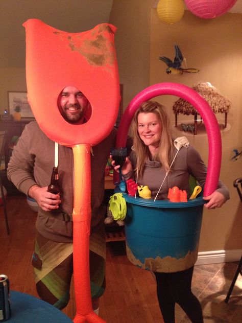 Shovel and pail costumes. Perfect for beach theme party or Halloween. Sea Theme Fancy Dress, Beach Theme Halloween Costume, Tropical Costume Ideas, Beach Day Costume, Beach Themed Costumes, Frat Halloween Costumes, Beach Costume Ideas, Beach Halloween Costumes, Beach Party Costume