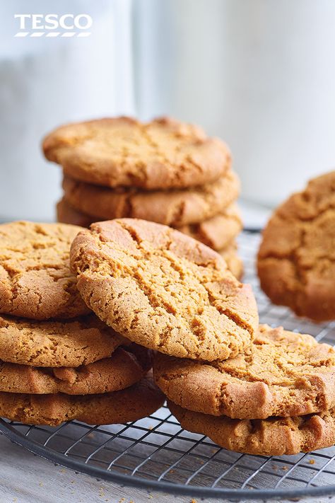 Gingernut Biscuits Recipes, Ginger Nut Biscuits Recipes, Nuttikrust Biscuits Recipe, Biscuit Recipe Uk, Ginger Biscuits Recipe, British Cookies, Oaty Biscuits, Ginger Nut Biscuits, Easy Biscuits