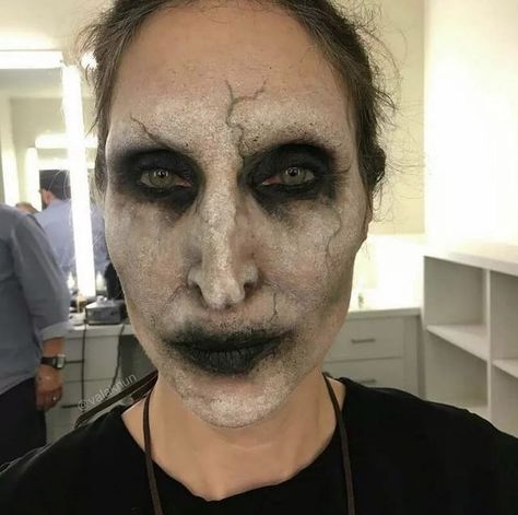 Valak Nun on Instagram: "@bonnieaarons1 behind the scenes 🎥#TheConjuring2 ⠀ ⠀ Make-up: @eleanormakeup 💄 ⠀ ⠀ #bonnieaarons #thenun #valak #behindthescenes #horror #scary #makeup #sfx #sfxmakeup #theconjuring #conjuring" Haunted House Makeup, Nun Halloween, Halloween Gesicht, Monster Makeup, Creepy Makeup, Creepy Halloween Makeup, Horror Make-up, Halloween Makeup Diy, Amazing Halloween Makeup