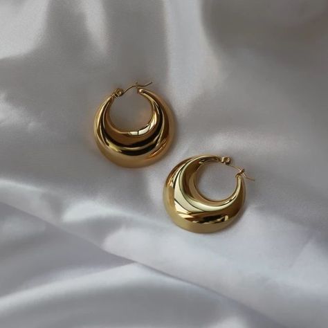 خواتم خطوبة, Preppy Jewelry, Chunky Hoop Earrings, Jewelry Accessories Ideas, Classy Jewelry, Jewelry Essentials, Jewelry Lookbook, Large Hoop Earrings, Girly Jewelry