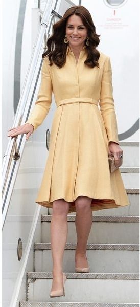 Kate Middleton knows how to style traditional pieces to fit modern-day couture. E're obsessed with this yellow dress. Royals Outfit, Royalty Outfits, Vévodkyně Kate, Pippa Middleton Wedding, Princesse Kate Middleton, Looks Kate Middleton, Duchesse Catherine, Checked Coat, Cambridge Family