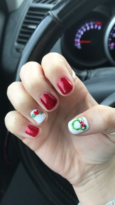 Short Disney Christmas Nails, Christmas Disney Nails Simple, Emily In Paris Nails, Disney Christmas Nails Simple, Christmas Disney Nail Designs, Disney Christmas Nails Acrylic, Disney Xmas Nails, Disney Christmas Nail Designs, Christmas Mickey Nails