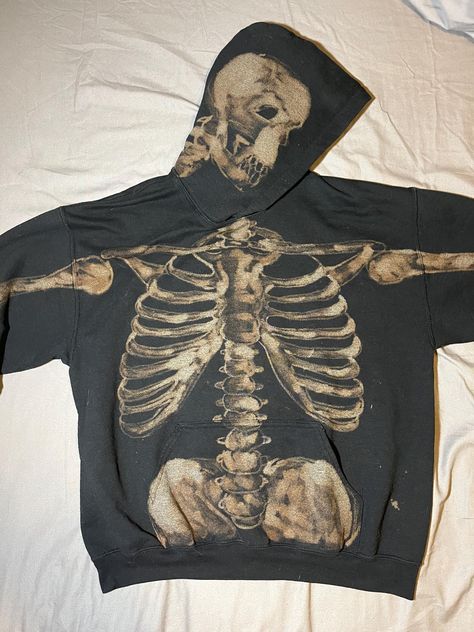 Bleach Dye Skeleton Hoodie, Bleached Ribcage Shirt, Bleached Sweater Ideas, Back Of Hoodie Design, Bleach Design Hoodie, Bleaching Clothes Ideas, Bleached Hoodie Designs, Bleach Sweatshirt Diy, Bleached Black Hoodie