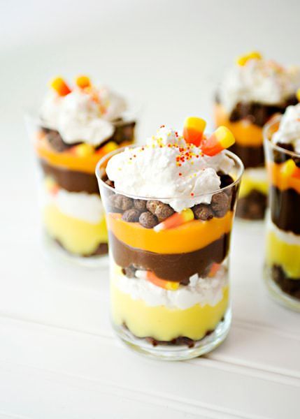 Candy Corn Parfait Cocoa Puffs Cereal, Být Fit, Spooky Halloween Desserts, Halloween Parfait, Leftover Halloween Candy, Parfait Desserts, Fun Dessert, Candy Corn Halloween, Parfait Recipes