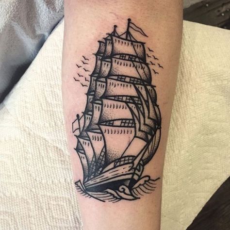 Traditional Ship Tattoo, Wellen Tattoo, Boat Tattoo, Poseidon Tattoo, Sailor Tattoos, Dibujos Tattoo, Traditional Tattoo Sleeve, Nautical Tattoo, Rosen Tattoo