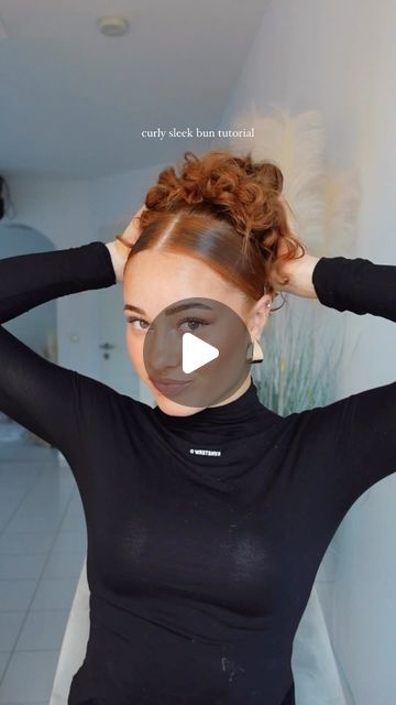 leoo on Instagram: "curly sleek bun tutorial 👩🏽‍🦱#sleekbuntutorial #sleekponytail" Cute Dance Hairstyles Updo, Cute Bun Hairstyles Curly Hair, Curly Sleek Bun, Slick Curly Bun, Sleek Bun Curly Hair, Sleek Dutt, Curly Hair Bun Tutorial, Prom Hair Braids, Curly Bun Tutorial