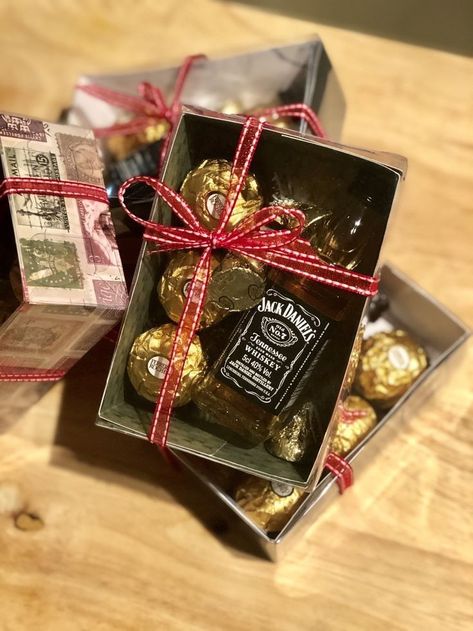 Diy Alcohol Gifts, Xmas Gift Wrap, Hearts Dress, Chocolate Gifts Basket, Dress Pakistani, Horse Dress, Diy Gift Set, Valentine Dress, Christmas Gift Basket Ideas