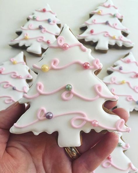 Pink Christmas Tree Cookies, Cookie Recipes Easy, Christmas Cookie Decorating, Cookie Decoration, Easy Christmas Cookie Recipes, Christmas Cookie Recipes, Cake Decorator, Winter Cookie, Christmas Cookies Easy