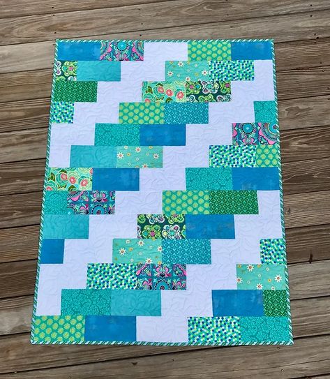 Colchas Quilting, Tshirt Quilt, Lap Quilts, Beginner Quilt Patterns, Jellyroll Quilts, Easy Quilt Patterns, Layer Cakes, Boy Quilts, Quilting For Beginners