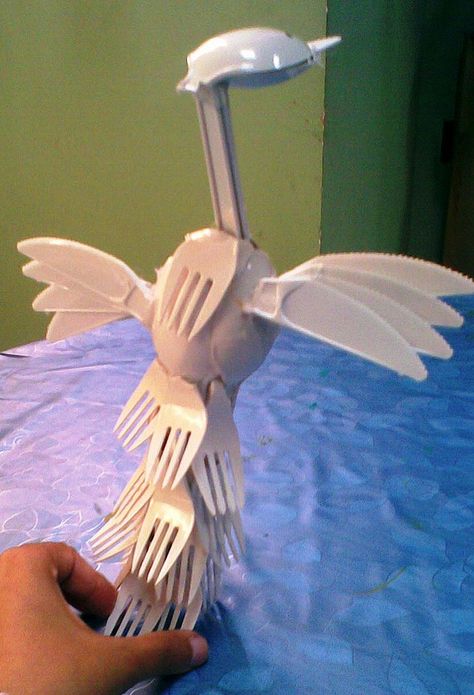 sculpture for kids - Google Search Animal Sculptures Recycled, Trash Sculpture, Sculpture For Kids, Recycle Sculpture, Sculpture Lessons, Spoon Crafts, Recycled Art Projects, Material Art, Trash Art