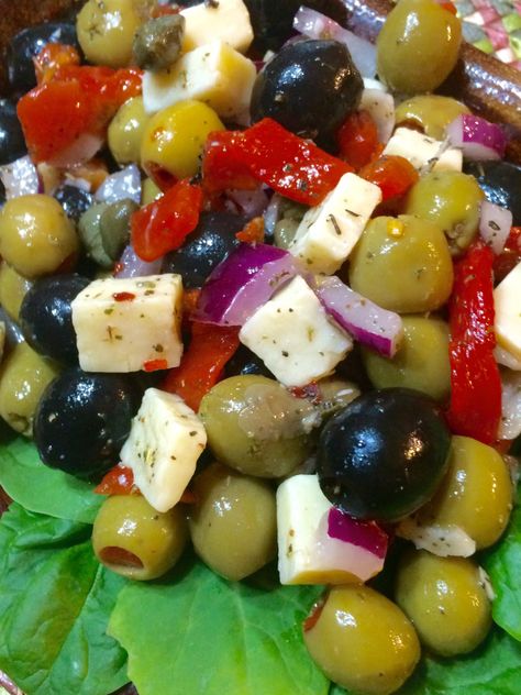 Spanish Olives Recipes, Black Olive Recipes, Black Olives Recipes, Dubliner Cheese, Antipasto Salad Recipe, Olive Appetizer, Olive Dip, Marinated Cheese, Spanish Olives