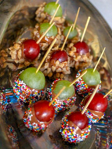 Grapes Halloween Snack, Chocolate Covered Snacks Ideas, Dipped Grapes Recipes, Chocolate Covered Fruit Charcuterie Board, Fruit Covered In Chocolate, Chocolate Dipped Grapes, Chocolate Cover Fruit Ideas, Fruit In Chocolate, Chocolate Covered Grapes Recipes