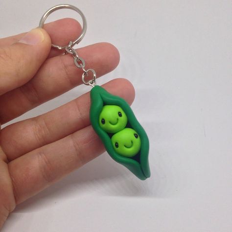 Clay Peas In A Pod, Creative Polymer Clay Ideas, Easy Clay Miniatures, Small Modeling Clay Ideas, Easy Mini Clay Ideas, Clay Charm Ideas Easy, Modeling Clay Ideas Step By Step Easy, Small Clay Figures Ideas, Cute Little Clay Things Easy