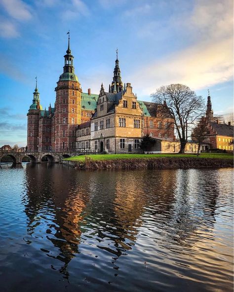 Frederiksborg Castle is a palatial complex in Hillerød, Denmark. It was built as a royal residence for King Christian IV of Denmark-Norway in the early 17th century, replacing an older castle acquired by Frederick II and becoming the largest Renaissance residence in Scandinavia Norway Castle, Denmark Castles, Watch Sunset, Sugarloaf Mountain, Royal Residence, Top Travel Destinations, Ancient Temples, Old Church, Travel Videos