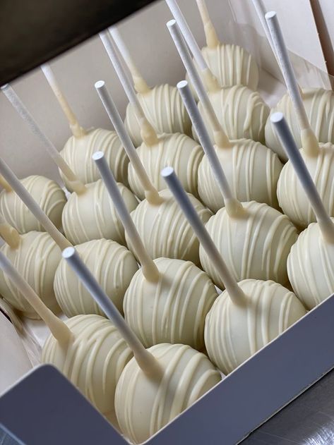 White Chocolate Cake Pops, 20 Cake, Elegant Cake Pops, Wedding Dessert Table Decor, White Cake Pops, Sweet Table Wedding, Cake Pop Designs, Wedding Snacks, White Birthday Cakes