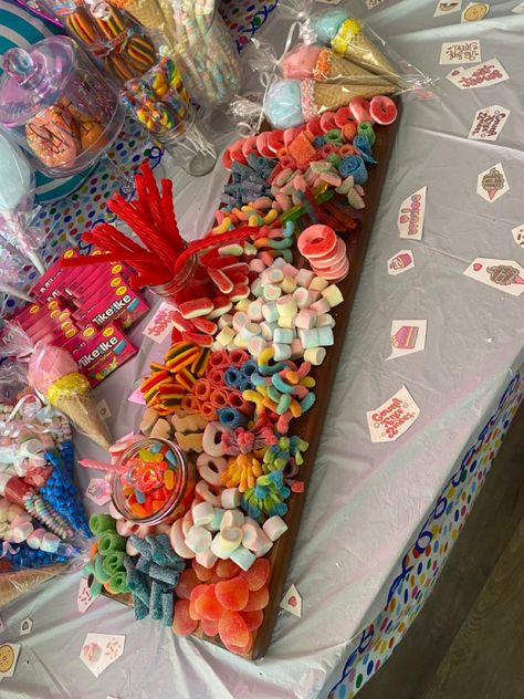 Candy Birthday Table, Candy Ideas For Birthday Party, Mini Candy Charcuterie Board, 2000s Charcuterie Board, Candy Tray Ideas Parties, Sweet Treat Platter, Birthday Candy Charcuterie Board, Candy Snack Board, 90s Themed Charcuterie Board