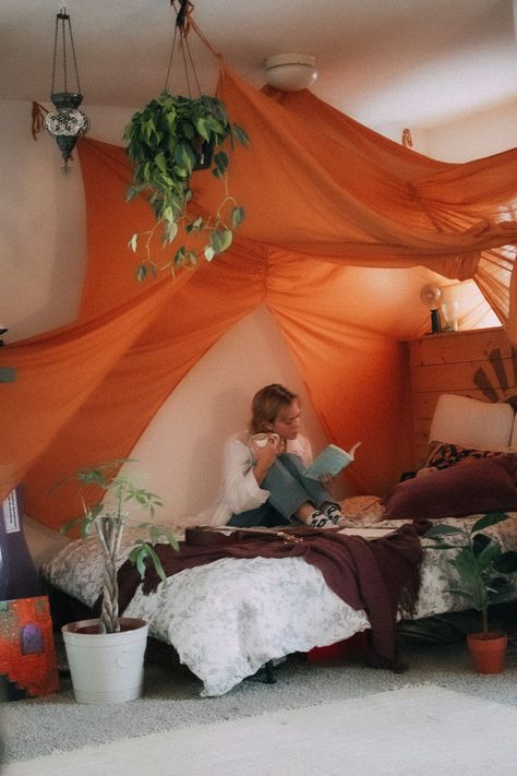 Retro Bed Canopy, Space Bed Canopy, 70’s Canopy Bed, Hippy Canopy Bed, Bohemian Bed Canopy, Purple Orange Bedding, Orange Green Living Room Ideas, Hippie Bed Canopy, Orange And Purple Room Decor