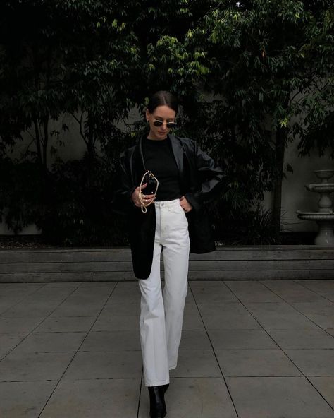 White Jeans Outfit Winter, Jess Alizzi, Wide Leg Outfit, Straight Jeans Outfit, White Wide Leg Jeans, White Jeans Winter, Wide Leg Jeans Outfit, Straight Leg Jeans Outfits, Legs Outfit