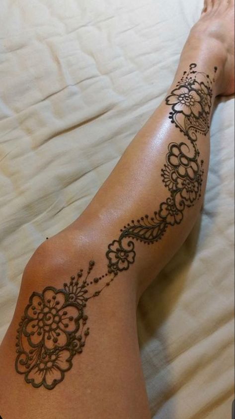 Hena Designs Simple Leg, Henna Style Tattoos Leg, Henna Tattoo Designs Leg Sleeve, Henna On Side Of Stomach, Modern Henna Designs Leg, Henna Design On Thigh, Henna Design Leg Simple, Easy Henna Designs For Beginners Thigh, Henna Tattoo Body Designs