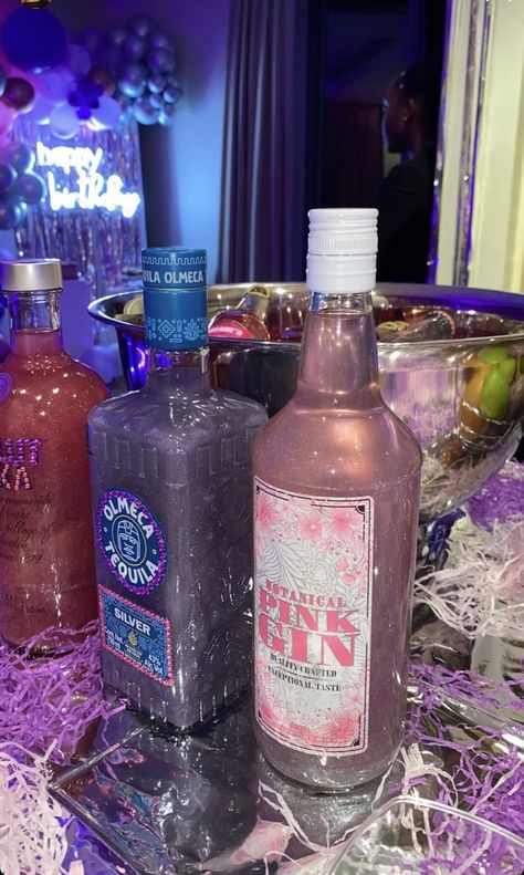 Euphoria Food Party, Euphoria Drinks, Euphoria Party Food, Glitter Jello Shots, Party Fit Ideas, Euphoria Bday Party, Euphoria Birthday Party Theme, Euphoria Theme Party, Euphoria Aesthetic Party