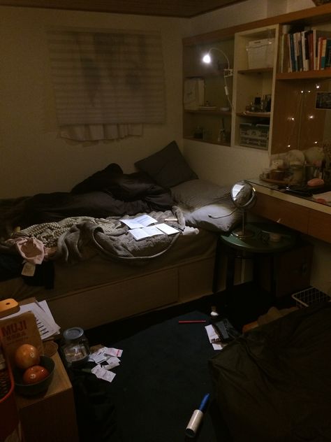 Kinda Messy Room, Small Messy Bedroom, Messy College Dorm Aesthetic, Room Ideas Messy, Poor Bedroom, Messy Bedroom Aesthetic, Boys Dorm Room, Guy Rooms, Messy Bedroom