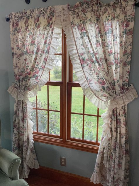 Home Library Ideas for The Ultimate Book Lover's Sanctuary Grandma Curtains, Vintage Curtains Bedroom, Victorian Cottage Decor, Vintage Home Ideas, Rose Piping, Cortinas Country, Priscilla Curtains, Salons Cottage, Rideaux Shabby Chic