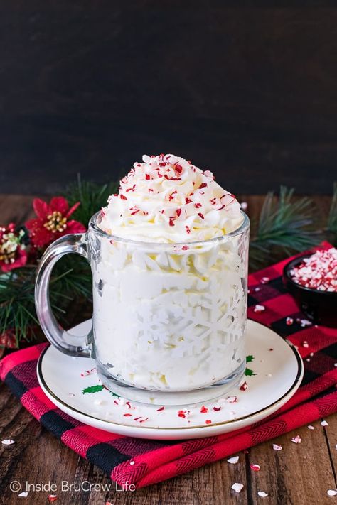 Peppermint Whipped Cream - a batch of this homemade whipped cream is perfect for most Christmas desserts. Great recipe for holiday parties! Peppermint Whipped Cream, Holiday Entertaining Food, Whipped Cream Recipe, Peppermint Ice Cream, Winter Deserts, Peppermint Cheesecake, Delicious Christmas Desserts, Recipes With Whipping Cream, Peppermint Mocha