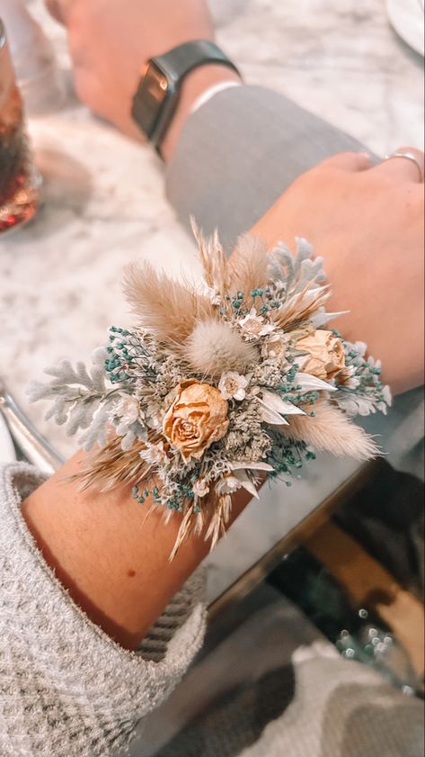 Country Corsage Prom, Western Wrist Corsage, Dried Flowers Corsage, Western Prom Bouquet, 2024 Prom Corsage, Western Prom Flowers, Rustic Wrist Corsage, Dance Corsage Ideas, Boho Corsage Prom