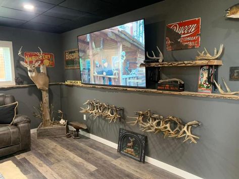 Man Cave Deer Mounts, Diy Hunting Cabin, Hunting Closet, Hunting Room Design, Modern Rustic Office, Rustic Projects, Hunting Man Cave, Antler Display, Rustic Rooms