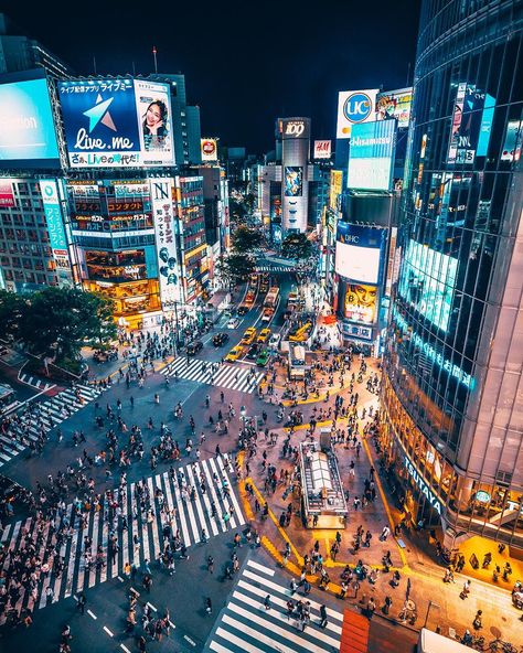 Aerial shot of always busy Shibuya Crossing! Japan Destinations, Photos Of Japan, Tokyo Travel Guide, Tokyo Shibuya, Neon City, Shibuya Crossing, Tokyo Japan Travel, Japan Guide, Shibuya Tokyo