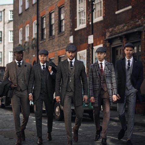 Stylish gents! Reposted from @menslaw -  Peaky Blinders style  @rowanrow . . #rmrs #menstyletips #menstyeblogger #menstyle #peakyblinders… Peaky Blinders Style, British Style Men, Men In Suits, Men With Street Style, Mens Fashion Classic, Mens Lifestyle, Men’s Suits, Gentleman Style, Peaky Blinders