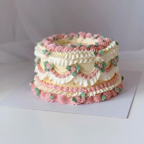 Essen, Vintage Cakes Birthday, Bolos Aesthetic, Vintage Cake Aesthetic, Frilly Cake, Debut Cake, Bolo Vintage, Artist Cake, Vintage Birthday Cakes