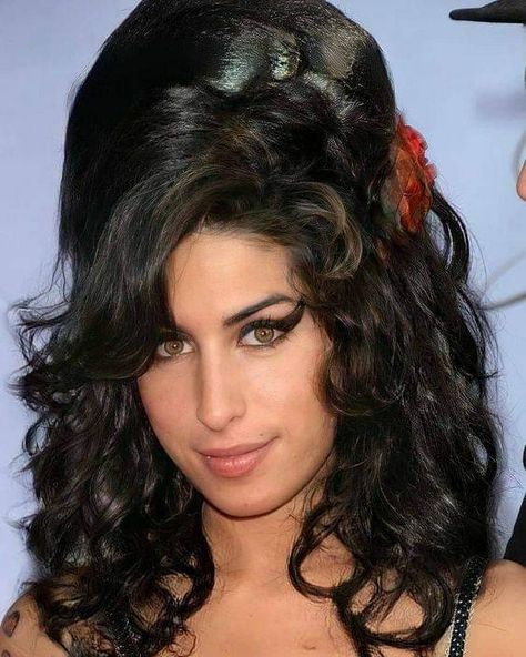 Amy Wine, Teal Pastel, Amy Winehouse Style, Amy W, Female Rock Stars, Women In Music, I Miss Her, Amy Winehouse, Girls Rock